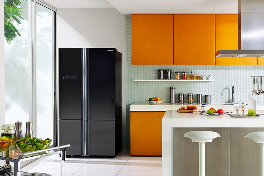 یک یخچال هیتاچی در آشپزخانه